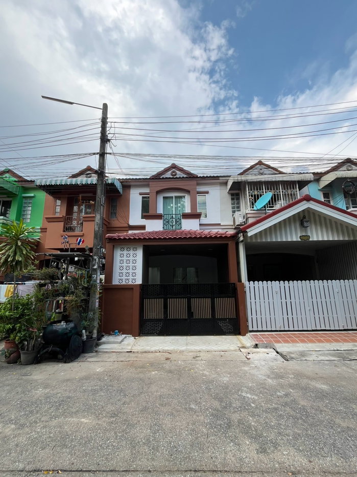 รูป ทาวน์เฮ้าส์ รีโนเวทใหม่ ทำเลดี หมู่บ้าน เคซี.รามอินทรา8 KC 8 ซอยไทยรามัญ ซอย 11 หน้าบ้านติดสวนหย่อมร่มรื่น บรรยากาศดีมาก น้ำไม่ท่วม หน้าบ้านไม่ชนใคร - รูปที่ 2/39