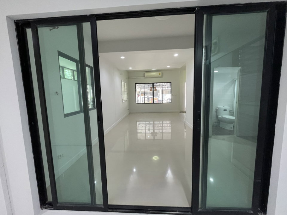 picture Rare Garden-Side Corner Unit! Semi-Detached Feel, Parking for 3 Cars | The Connect 25 Pracha Uthit 27 - 7/38