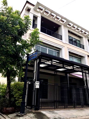 Townhouses for rent วิทยาลัยพยาบาลกองทัพเรือ : New Listing!  Townhome for rent at Baan Klang Muang Sathorn  Corner unit—very private, with no facing neighbors just 200 meters from BTS Wutthakat