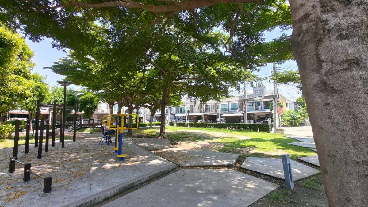 picture Rare Garden-Side Corner Unit! Semi-Detached Feel, Parking for 3 Cars | The Connect 25 Pracha Uthit 27 - 26/38