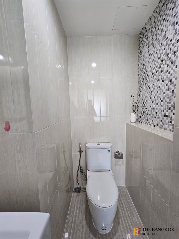 picture Life Ratchadapisek Move-in Ready, Just Bring Your Stuff near MRT Huai Khwang Station - 3/10