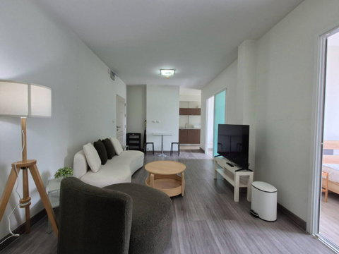 Fully furnished room for rent , near ARL and MRT Huamak station