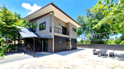 เช่าบ้านเดี่ยว เชียงใหม่ : 🏠 House for rent in Hang Dong, 3 km from Kad Farang. 🐶 Small pets allowed. Rent: 59,000 Baht/month Land area: 202 sq. wah | 3 bedrooms, 3 bathrooms.