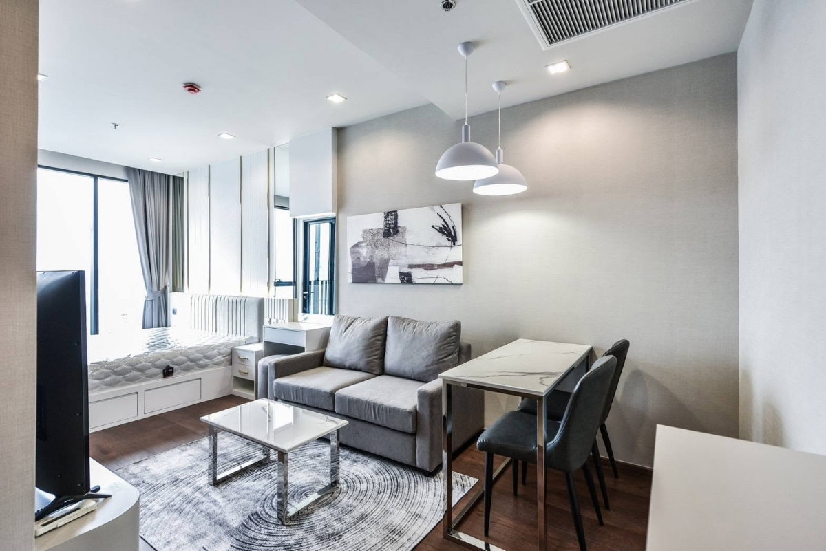 picture Condo for Rent: Ideo Q Victory - 8/11