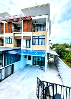 Townhouses for rent Bang Khen : 			Thanommit Night Market 3-story corner Vertical Mansion Rental price 19,999 Baht/month.  home office          