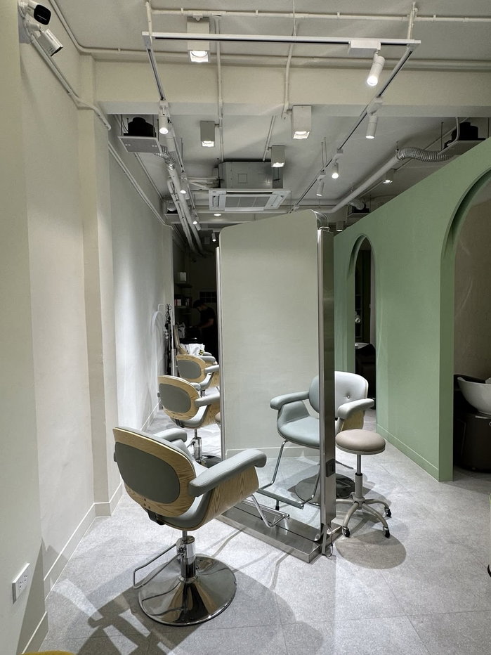 picture Urgent Lease/Takeover! Minimalist-style hair salon + nail zone near BTS On Nut - 3/25