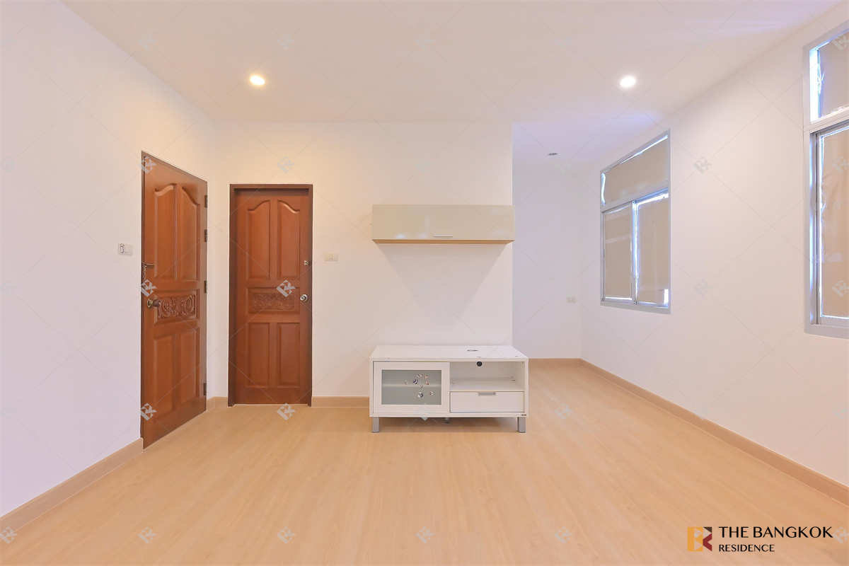 picture Baan Klang Krung Resort (Ratchada 7) Hurry, big discount is ending! - 8/10