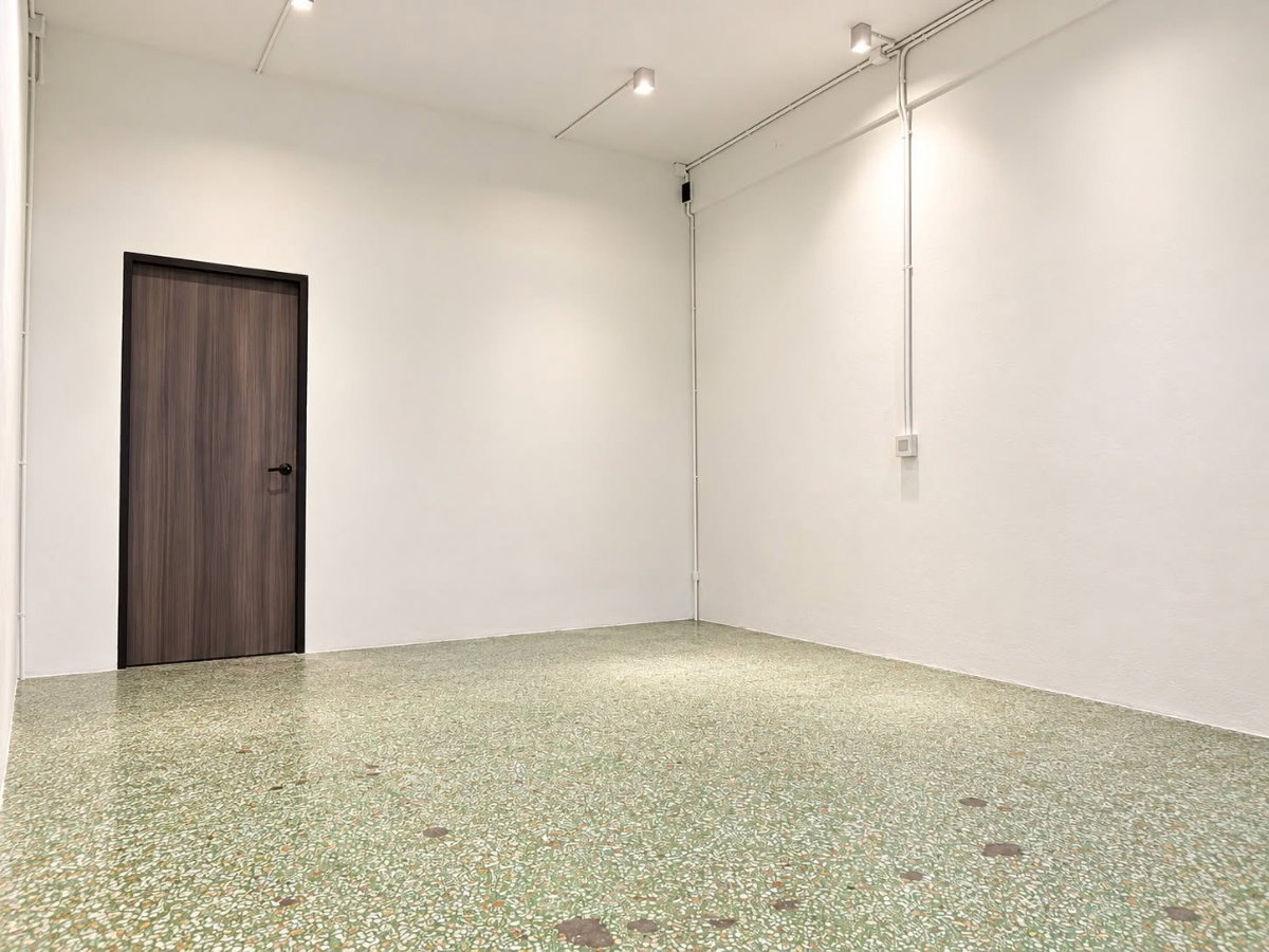 picture Urgent Lease/Takeover! Minimalist-style hair salon + nail zone near BTS On Nut - 20/25