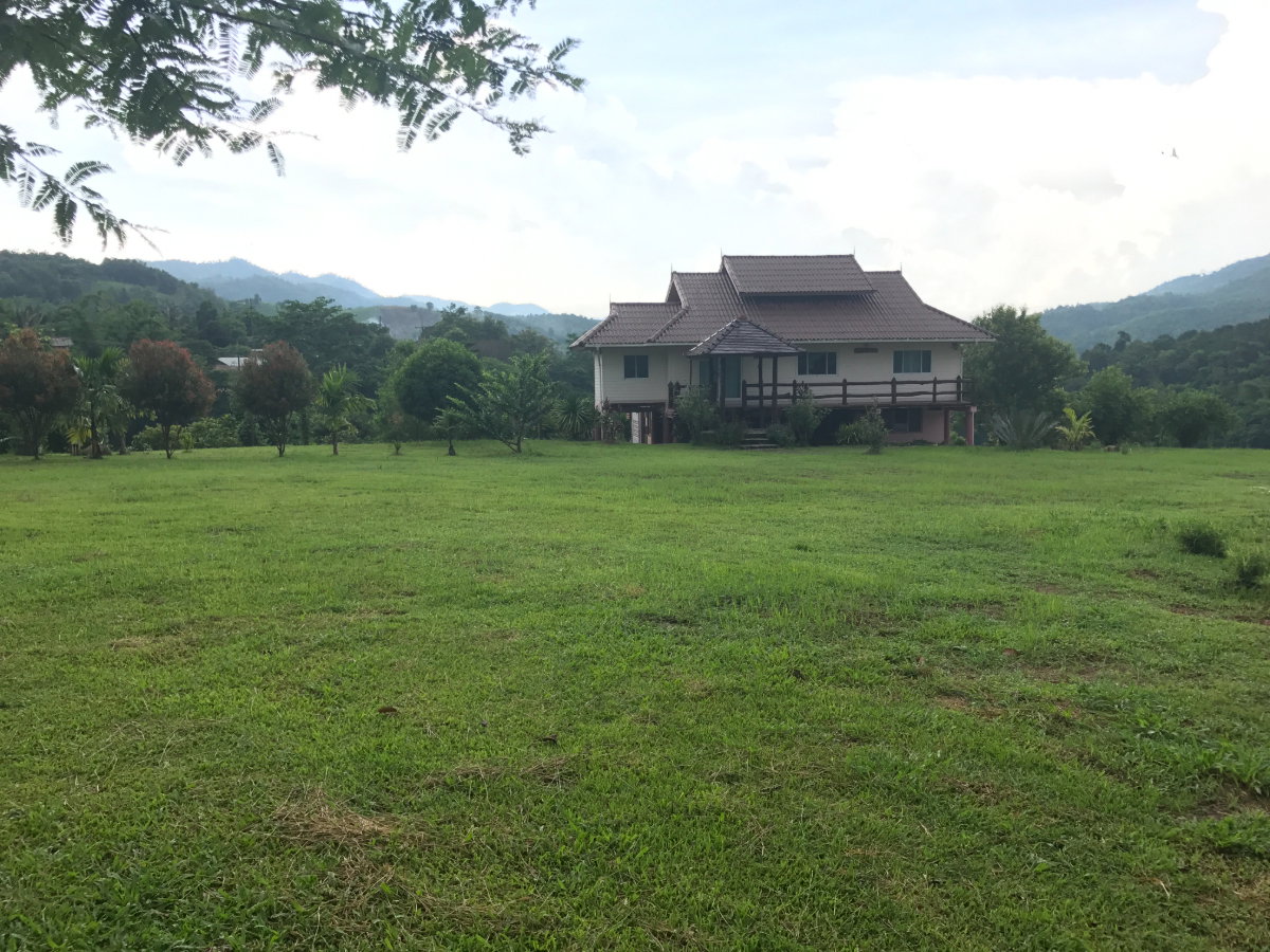 รูป ขายด่วน! บ้านพร้อมที่ดิน 10 ไร่ วิวพาโนรามา 360 องศา หน้าติดถนนสายท่องเที่ยว 3037 หลังติดน้ำแม่สรวย ดอยวาวี เชียงราย - รูปที่ 1/11