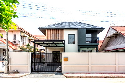 Houses for rent :  📣Pool villa for rent in Kulaphan Ville  9 ,Hang Dong (near Kad Farang).🏷 45,000 Baht/month Fully furnished, featuring a private pool and a bathtub.