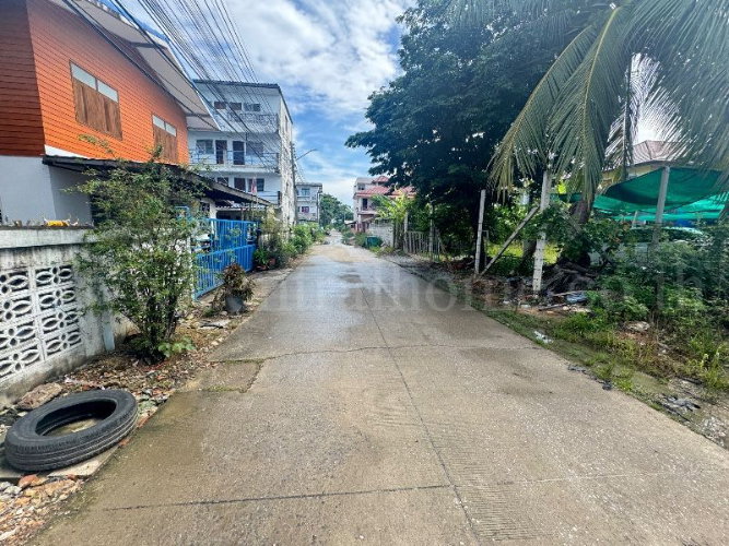 รูป ที่ดิน ซอยเรณูอุทิศ ลาดหลุมแก้ว 120 ตารางวา ติดถนน 3 ด้าน ห่างถนนใหญ่เพียงประมาณ 100 เมตร - รูปที่ 3/10