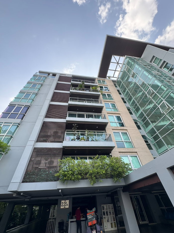 รูป ให้เช่า เออบานา สุขุมวิท 15  อาคาร 8 ชั้น  ชั้น 7    120 ตรว 2 นอน 2 นํ้า  มีที่จอดรถส่วนตัว พร้อมเฟอร์ - รูปที่ 2/11