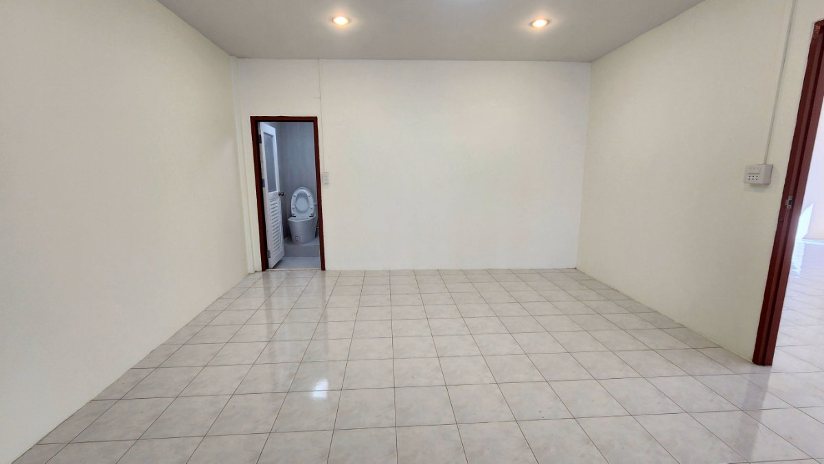 รูป 95639 - ขายบ้านชั้นเดียวหลังมุมเพิ่งรีโนเวทใหม่ อำเภอเมืองเพชรบุรี - รูปที่ 9/12