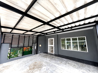 Townhouses for sale Big C Foodplace Sukhaphiban 5 : 🏡 2-story townhome, 3 bedrooms, parking for 2 cars ✨ 🏡 The Connect Watcharapol Expressway