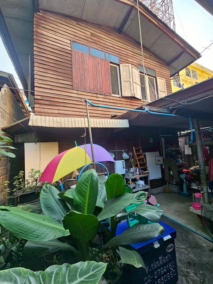 รูป 95779 - ขายที่ดินแปลงศักยภาพ พร้อมสิ่งปลูกสร้างติดถนนเส้นหลัก ใกล้อนุสาวรีย์ชัย เชื่อมต่อทุกการเดินทาง (BTS/ทางด่วน/คิวรถตู้) เหมาะสำหรับนักลงทุน - รูปที่ 2/10
