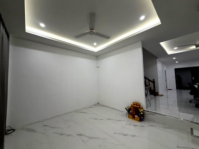 Townhouses for rent Pradist Manutham Road : add line : meedoza / Sriwara Town in Town Village, 3-story Townhouse 37.5 sq.wa 6 meters wide 4 Beds, 5 Baths, Near MRT Ladprao 71