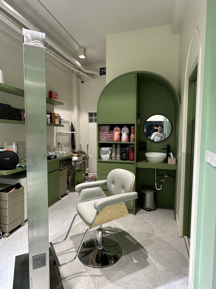 picture Urgent Lease/Takeover! Minimalist-style hair salon + nail zone near BTS On Nut - 6/25