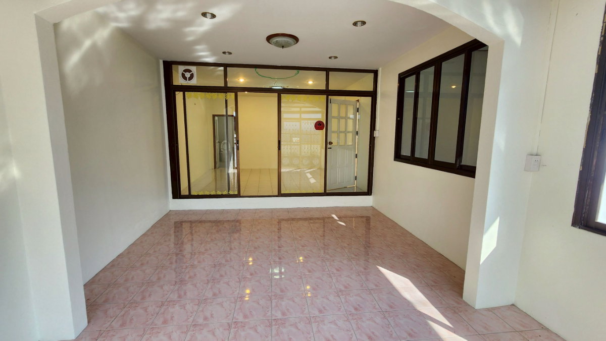 รูป 95639 - ขายบ้านชั้นเดียวหลังมุมเพิ่งรีโนเวทใหม่ อำเภอเมืองเพชรบุรี - รูปที่ 4/12