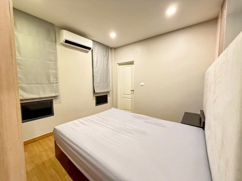 picture 			4bed 5bath. Central Rama2 3.3km. Rama2-PhutthaBucha Modern-style house Kamnan Thanthip 1.2km. KMUTT           - 3/8