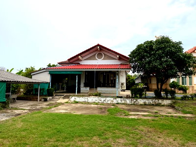 Houses for sale Nakhon Pathom : 4BR Garden Home with 3 Buildings for Sale