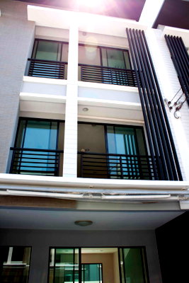เช่าทาวน์โฮม ทาวน์ อิน ทาวน์ : 🏡✨ ให้เช่าทาวน์โฮม 3 ชั้น | บ้านกลางเมือง พระราม 9–รามคำแหง เหมาะทั้งอยู่อาศัยและทำ Home Office