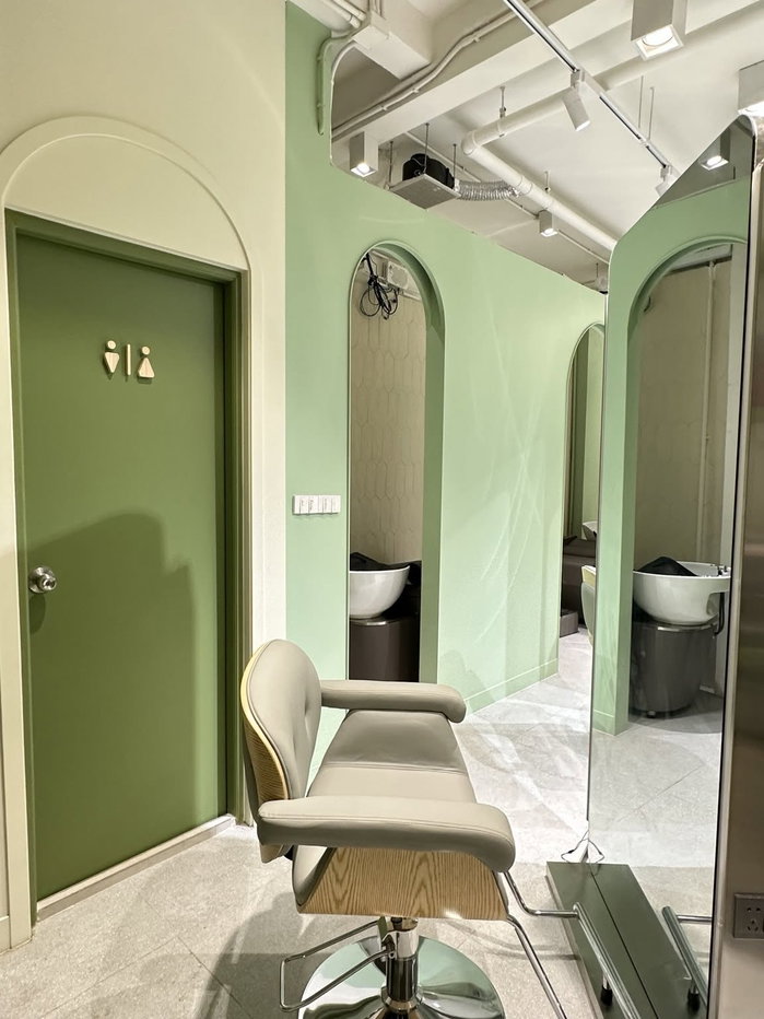 picture Urgent Lease/Takeover! Minimalist-style hair salon + nail zone near BTS On Nut - 7/25