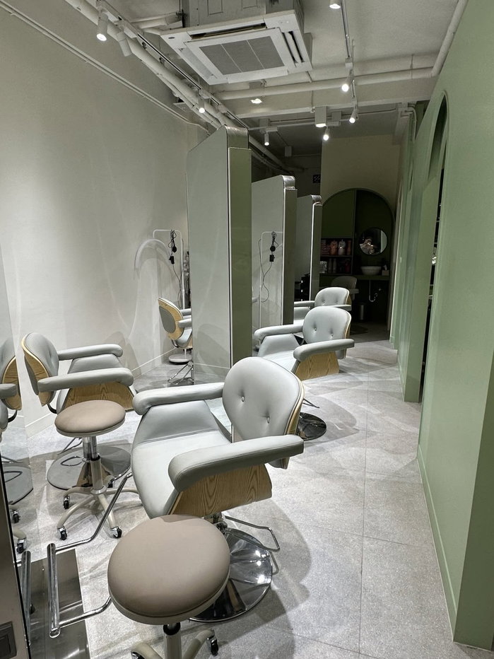 picture Urgent Lease/Takeover! Minimalist-style hair salon + nail zone near BTS On Nut - 4/25