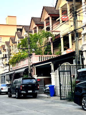 เช่าทาวน์โฮม วิทยาลัยพณิชยการเชตุพน : ให้เช่าทาวน์เฮาส์ติด BRT สะพานพระราม 9 เซ็นทรัลพระราม 3 ใกล้ทางด่วน หมู่บ้านศรีไทยวิลล่า