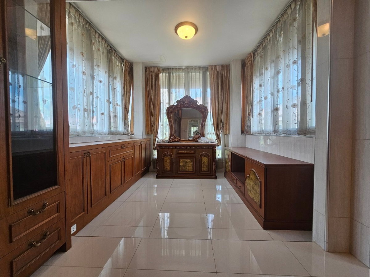 รูป 88930 - ขายบ้านเดี่ยว 2 ชั้น หมู่บ้านเศรณีรายา 2 ซอย 3 โครงสร้างภายนอกออกแบบสไตล์บาหลีประยุกต์ ภายในตกแต่งเฟอร์นิเจอร์สไตล์หลุยส์ - รูปที่ 14/15
