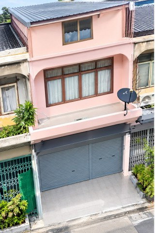 picture 			3-story shophouse located 500m. from BTS On Nut. Features 6 multi-purpose rooms and 2 bath. Conveniently situated near Wells International           - 2/8