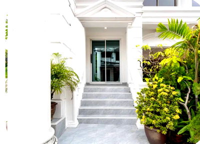 Townhouses for sale Bangkok : Townhouse for sale near EmQuartier; the first house in the village, located close to the front security guardhouse.