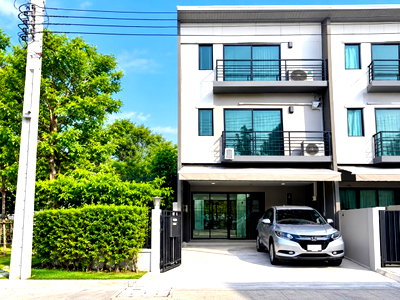 Townhouses for rent Suan Dusit University : 			The front of the house doesn't face another house directly. near MRT BangPhlat 1.3km. Pinklao-Charan          