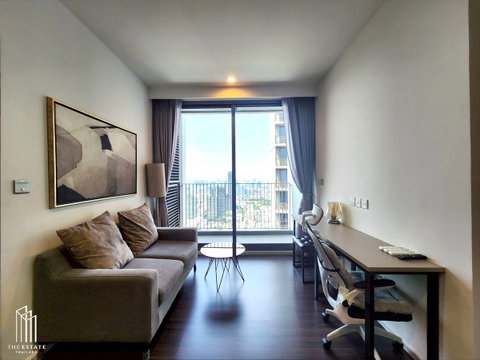For Sale with Tenant Whizdom Inspire Sukhumvit – High-floor unit offering panoramic Bangkok city views and a view of the Chao Phraya River 
