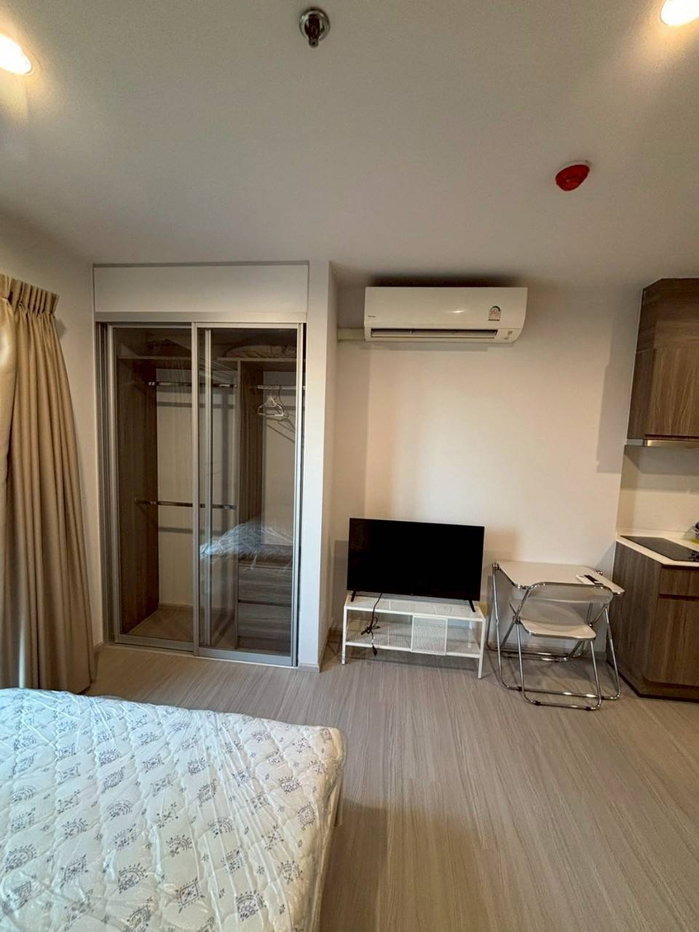 picture Lowest-priced rental at Parkland Phetkasem 56, Building C. Pool view, includes washing machine. Line ID: joe1e7 - 8/9