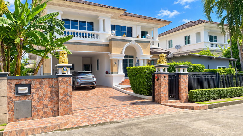 Houses for rent : Detached house for rent at Nantawan Suan Luang Rama 9 (94.5 sq. wah): 4 bedrooms, 3 bathrooms, fully furnished, pet-friendly.