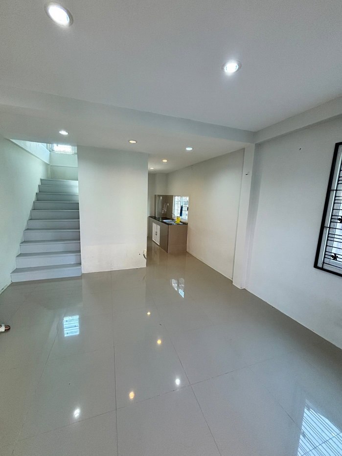 รูป #ให้เช่าบ้าน​ 2ชั้น​ 2ห้องนอน​ ราคาเพียง 10,000 บ-.เดือน​    ซ.เสรีไทย​83​  #ใกล้แฟชั่น #ใกล้รถไฟฟ้าสีชมพู​10นาที  #เลี้ยงสัตว์ได้​ #petfriendly - รูปที่ 6/12