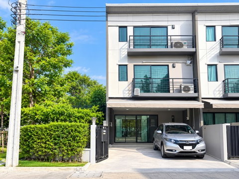			The front of the house doesn't face another house directly. near MRT BangPhlat 1.3km. Pinklao-Charan          