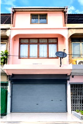 Shophouses for rent Bangna Commercial College : 			3-story shophouse located 500m. from BTS On Nut. Features 6 multi-purpose rooms and 2 bath. Conveniently situated near Wells International          