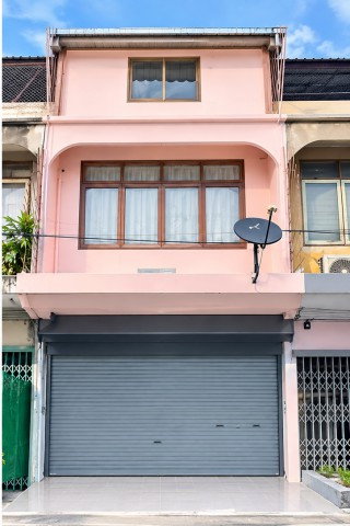 picture 			3-story shophouse located 500m. from BTS On Nut. Features 6 multi-purpose rooms and 2 bath. Conveniently situated near Wells International           - 1/8