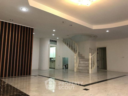 คอนโด 3-ห้องนอน ที่ ธนา ทาวเวอร์ ใกล้ MRT บางยี่ขัน (ID 1586376)
