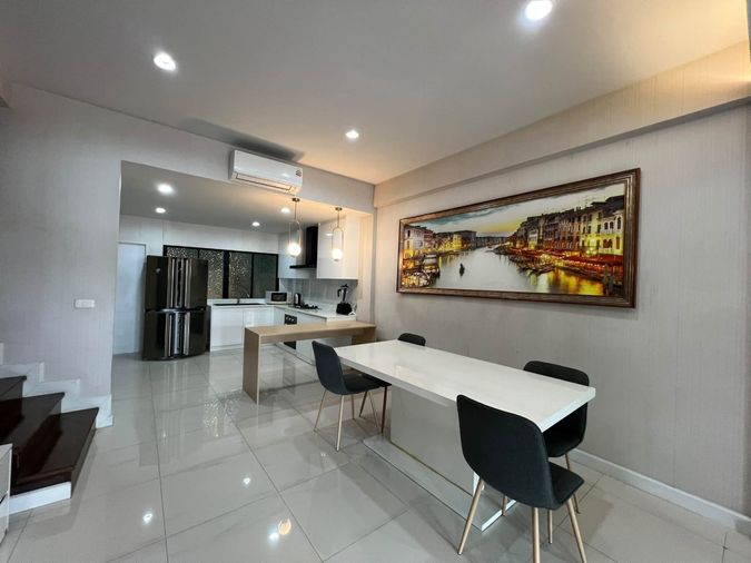3-bed townhouse for rent, 240 sqm, 20 sq wah, Khlong Toei