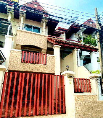 เช่าทาวน์โฮม กรุงเทพมหานคร : ให้เช่าทาวน์โฮม Royal Nakarin Villa 5 นอน ใกล้ MRT สวนหลวง ร.9 (Rt-01)