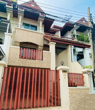 Townhome / home office for rent at Royal Nakarin Villa near MRT Suan Luang Rama IX (Rt-01)