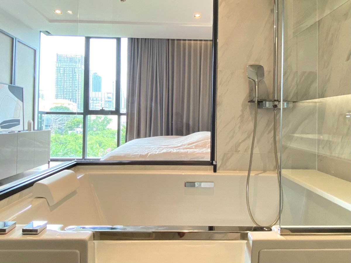 รูป ห้อง Modern Luxury แบบ Fully Furnished ขนาด 79.62 ตรม. 2 ห้องนอน, โครงการ The Room Sukhumvit 38 ใกล้ BTS, ห้องสวยตำแหน่งดีมาก ราคาคุ้มค่ากว่าโครงการ - รูปที่ 18/41