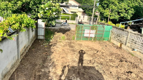 Land for rent (filled/leveled), 156 Sq. Wah, Ping River view. Near Wat Ket – Nimman; easy access to the Superhighway. Only 13,500 Baht/month.
