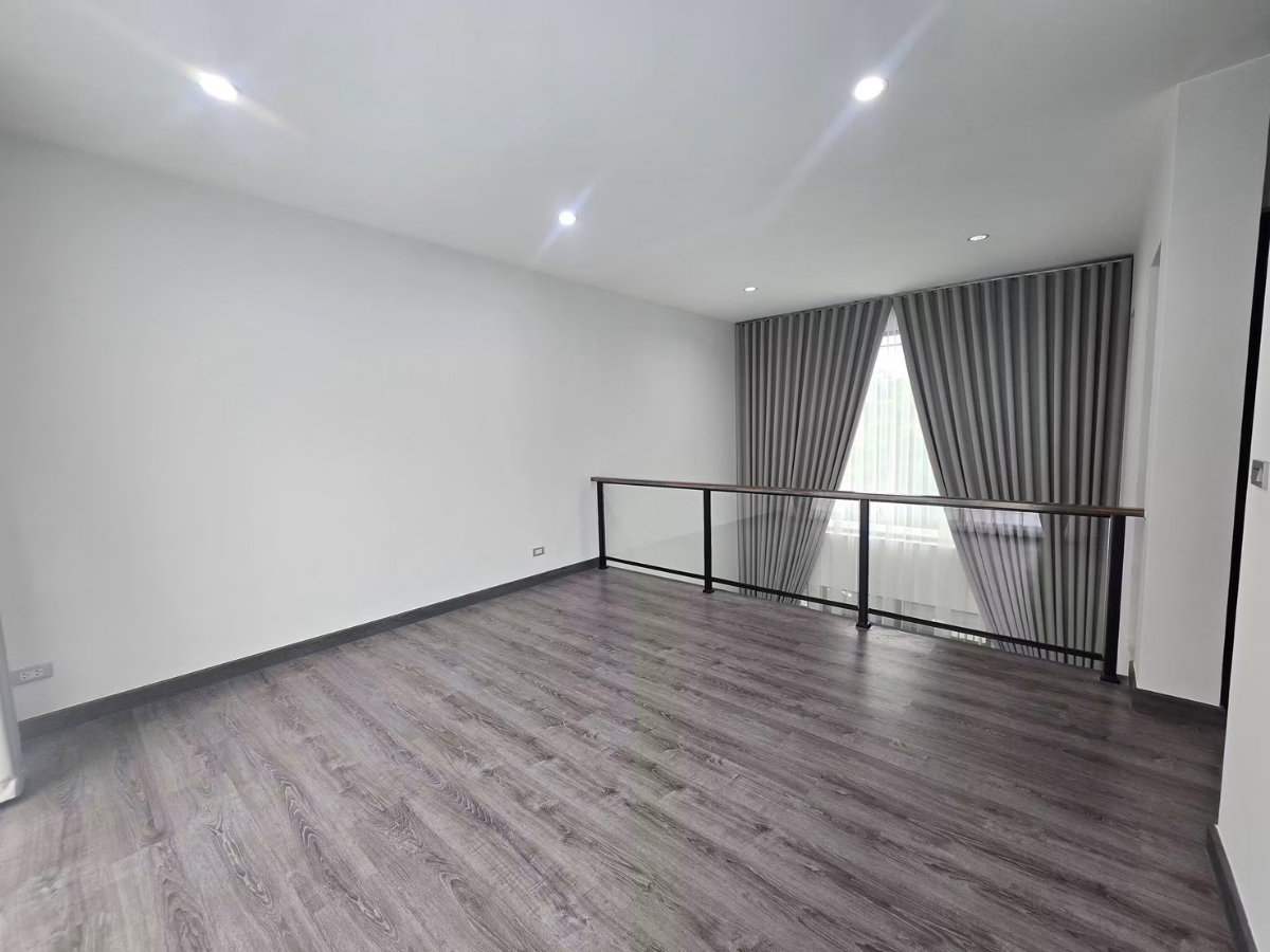 รูป 🏘️ให้เช่าทาวน์โฮม บ้านกลางเมือง คลาสเซ่ สุขุมวิท 77  | เฟอร์นิเจอร์ครบ พร้อมเข้าอยู่ได้ทันที | ใกล้ BTS อ่อนนุช | สนใจ@sacondo - รูปที่ 4/9