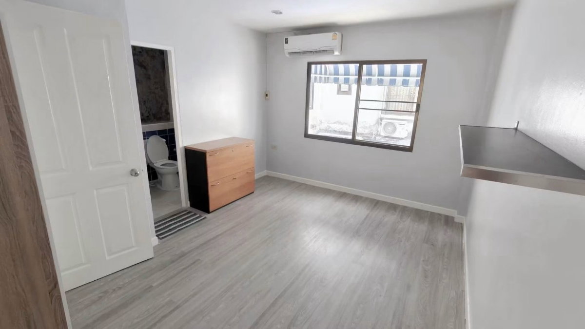 รูป 🏡✨ ให้เช่าทาวน์โฮม 3 ชั้น บ้านกลางเมือง รัชดา–เหม่งจ๋าย 1 3 ห้องนอน 4 ห้องน้ำ รีโนเวทใหม่ สภาพดี สะอาด พร้อมเข้าอยู่ - รูปที่ 10/18
