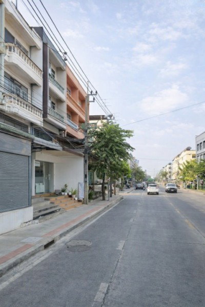 picture 			3-story commercial building with a mezzanine featuring 3 bed and 2 bath on Bang Khae Road just 800m.           - 8/8