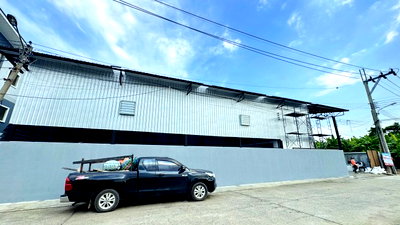 Factory for rent : Warehouse for rent near Robinson Srisaman (1.1 km) and Tiwanon Road (Soi 52–58). Features 3 bathrooms and 1 office; located 1.1 km from Wat Sikan.