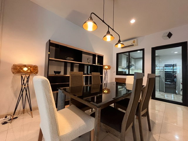 รูป ให้เช่า Premium Fully Furnished Townhome | ม. Flora Marigold สาธุประดิษฐ์ – พระราม 3 - ใกล้สาทร | 4 ห้องนอน | Home Office | Maid Room | พร้อมเข้าอยู่ - รูปที่ 5/42